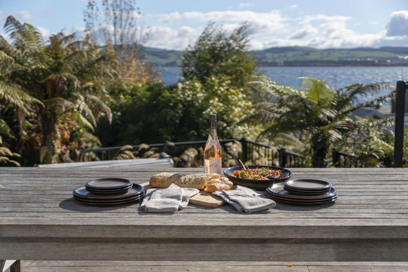 Bayview Lake Taupo Bagian luar foto