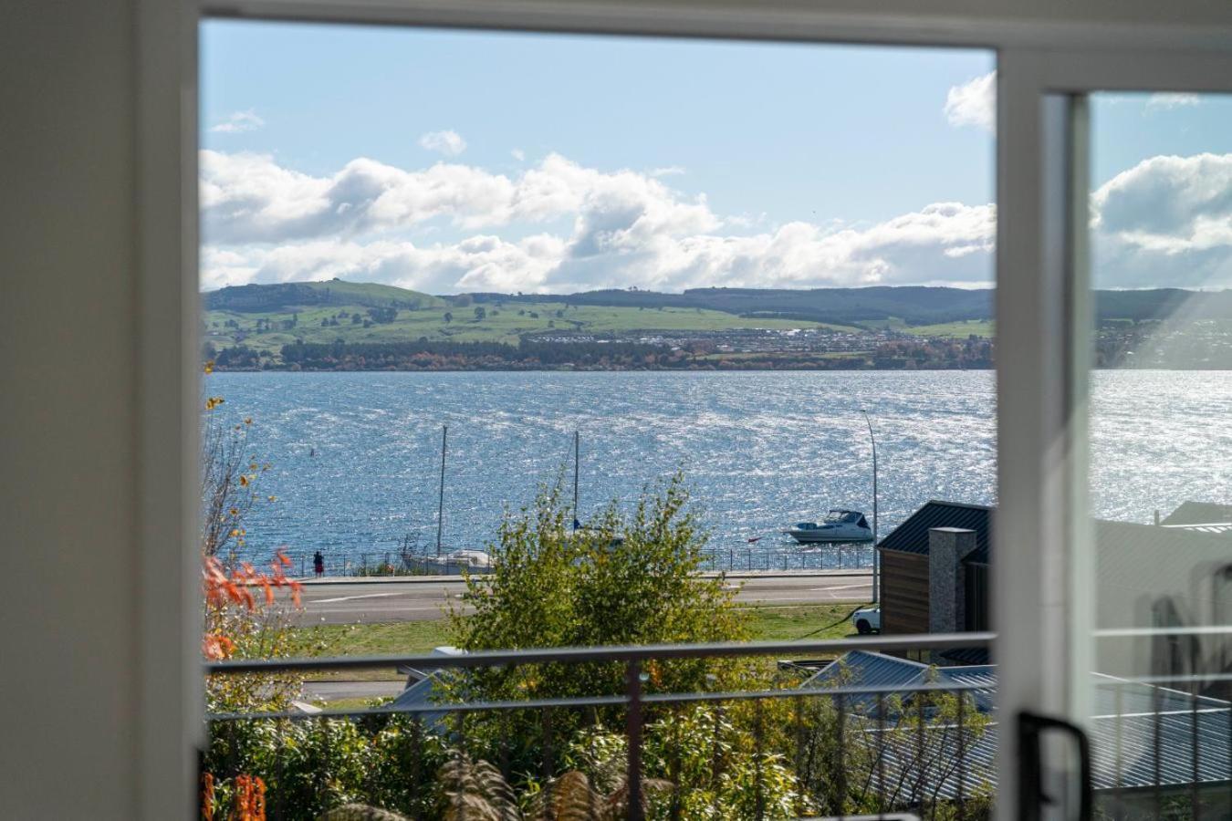 Bayview Lake Taupo Bagian luar foto
